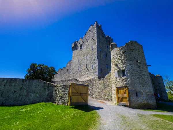 Castello di Ross in una bella giornata - Killarney National Park — Foto Stock