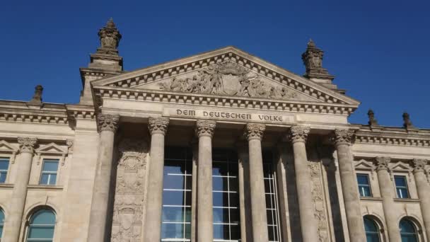 Německá budova parlamentu Reichtstag v Berlíně — Stock video