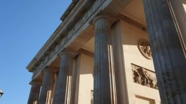 Berlin 'in ünlü simgesi Brandenburg Kapısı' na Brandenburger Tor denir.