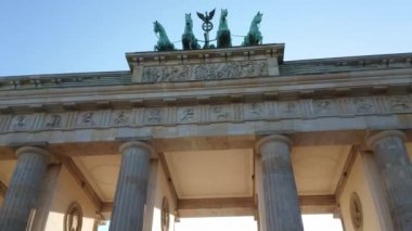 Berlin 'in ünlü simgesi Brandenburg Kapısı' na Brandenburger Tor denir.