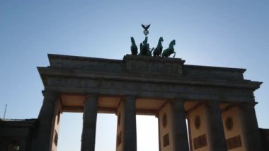 Berlin 'in ünlü simgesi Brandenburg Kapısı' na Brandenburger Tor denir.