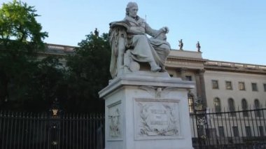 Humboldt Heykeli Berlin 'deki Humboldt Üniversitesi' nde