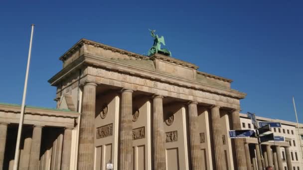 Slavný památník v Berlíně - Braniborská brána s názvem Brandenburger Tor — Stock video