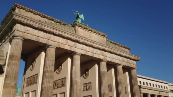 Monumento famoso en Berlín - La Puerta de Brandenburgo llamada Brandenburger Tor — Vídeo de stock