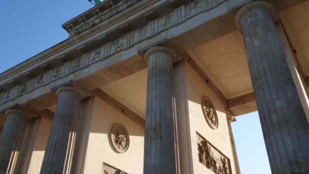 Διάσημο ορόσημο στο Βερολίνο - Η Πύλη του Βρανδεμβούργου που ονομάζεται Brandenburger Tor — Αρχείο Βίντεο
