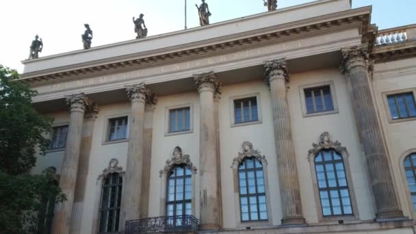 Известный университет Гумбольдта в Берлине — стоковое видео