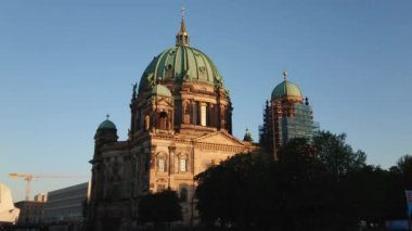 Harika bir Berlin Katedrali. Şehirde ünlü bir bina.