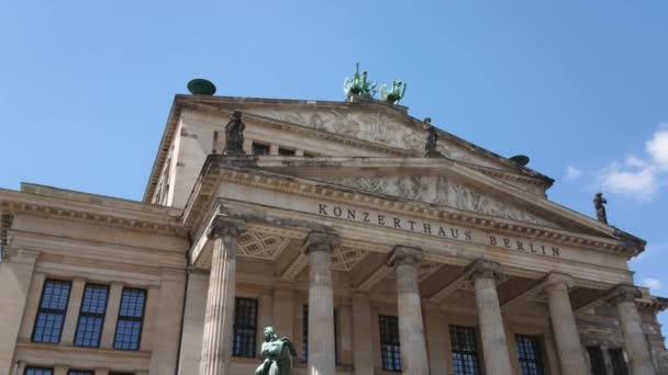 ベルリンのゲンダーマルクト広場にあるドイツコンサートホール — ストック動画