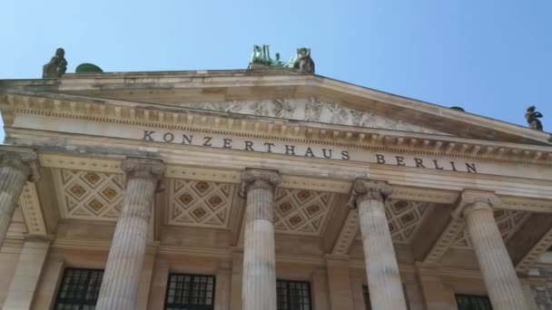 Německý koncertní sál na Gendarmenmarktově náměstí v Berlíně — Stock video