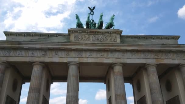 Διάσημο ορόσημο στο Βερολίνο - Η Πύλη του Βρανδεμβούργου που ονομάζεται Brandenburger Tor — Αρχείο Βίντεο