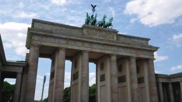 Famoso marco em Berlim - O Portão de Brandemburgo chamado Brandenburger Tor — Vídeo de Stock