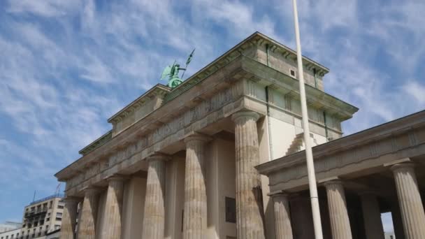 Slavný památník v Berlíně - Braniborská brána s názvem Brandenburger Tor — Stock video