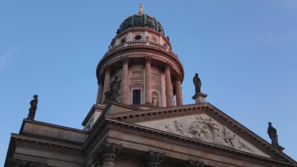 Γερμανικός καθεδρικός ναός στην πλατεία Gendarmenmarkt στο Βερολίνο — Αρχείο Βίντεο