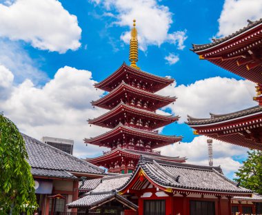 Tokyo Asakusa 'daki Senso Ji Tapınağı' ndaki muhteşem pagoda kulesi.
