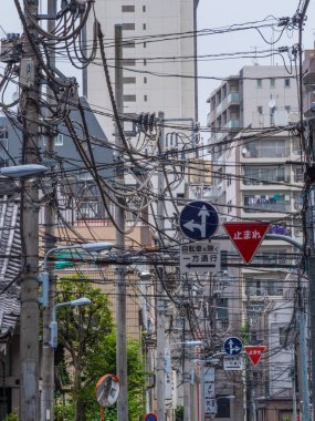 Tokyo Elektrik kabloları ve bağlantıları - Tokyo, Japonya - 12 Haziran 2018 sokak görünümü