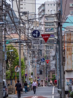 Tokyo Elektrik kabloları ve bağlantıları - Tokyo, Japonya - 12 Haziran 2018 sokak görünümü