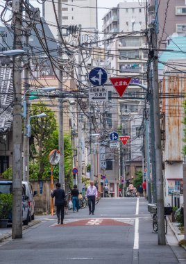 Tokyo Elektrik kabloları ve bağlantıları - Tokyo, Japonya - 12 Haziran 2018 sokak görünümü