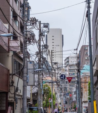 Tokyo Elektrik kabloları ve bağlantıları - Tokyo, Japonya - 12 Haziran 2018 sokak görünümü