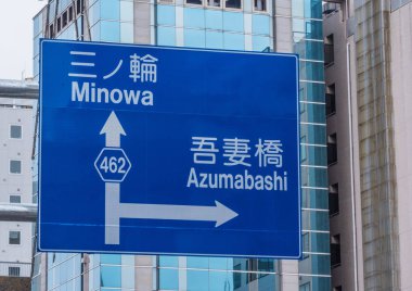 12 Haziran 2018 Asakusa Tokyo - Tokyo, Japonya - sokaklarda yön işaretleri