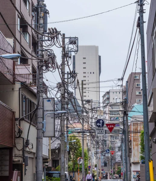 Το Street view στο Τόκιο με ηλεκτρικά καλώδια και συνδέσεις - Τόκιο, Ιαπωνία - 12 Ιουνίου 2018 — Φωτογραφία Αρχείου