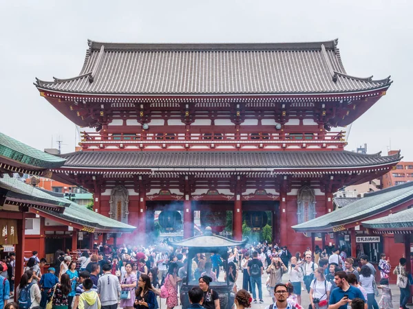东京最著名的寺庙-浅草传感器寺-日本东京-2018年6月12日 — 图库照片