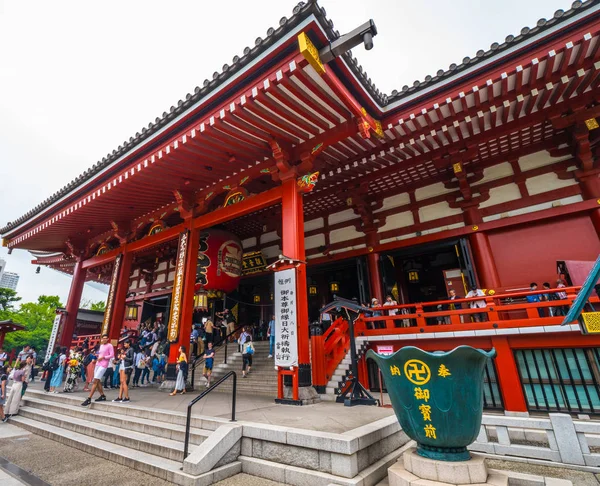 Templo mais famoso em Tóquio - O Templo Senso-Ji em Asakusa - TOKYO, JAPÃO - JUNHO 12, 2018 — Fotografia de Stock