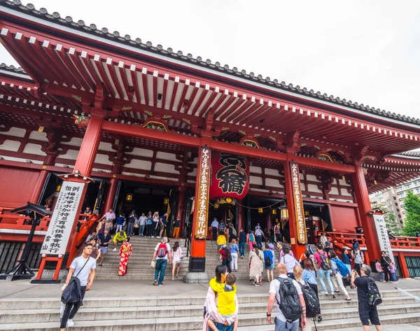 Templo Senso-Ji en Tokio - famoso Sensoji en Asakusa - TOKYO, JAPÓN - 12 DE JUNIO DE 2018 — Foto de Stock