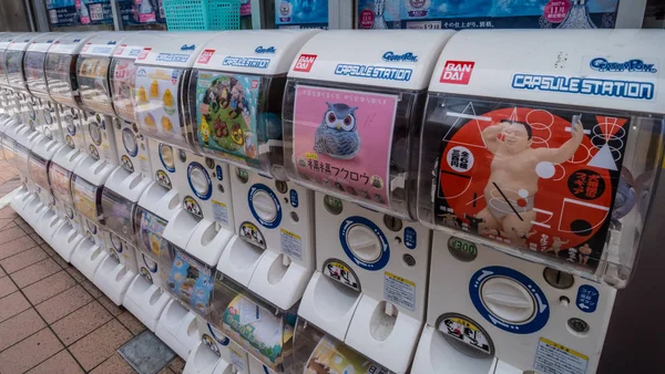 Distributori automatici di giocattoli per le strade di Tokyo - TOKYO, GIAPPONE - 12 GIUGNO 2018 — Foto Stock