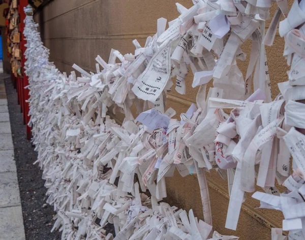 Omikuji – losowe fortune papiery o Buddysta rozciągacz i Przybytek Sinto - Tokio, Japonia - 12 czerwca 2018 r. — Zdjęcie stockowe