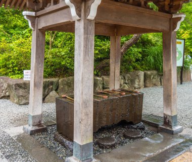 Bir Japonca tapınak - Tokyo, Japonya - 12 Haziran 2018 çeşmede ritüel arıtma