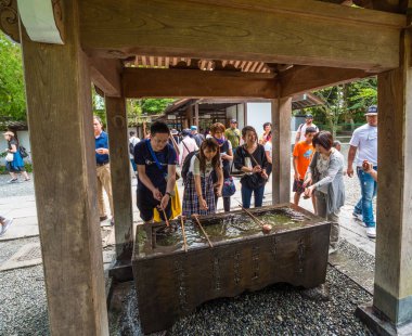 Bir Japonca tapınak - Tokyo, Japonya - 12 Haziran 2018 çeşmede ritüel arıtma