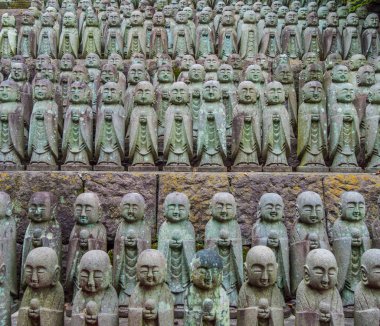 Küçük dua eden keşiş heykeller Hase Dera Tapınağı Kamakura - Tokyo, Japonya - 12 Haziran 2018