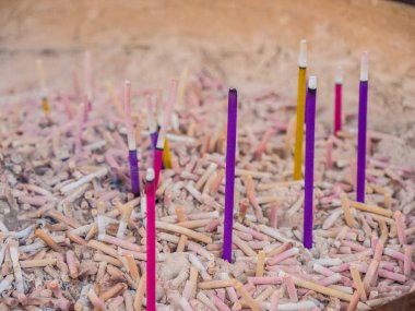 Dini tütsü Japonca tapınakta - Tokyo, Japonya - 12 Haziran 2018 yapışıyor.