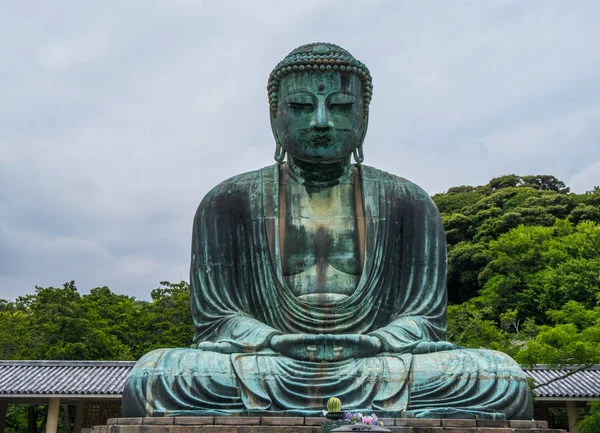 Svět slavné Buddhy Daibucu - velká socha Buddhy v Kamakura - Tokio, Japonsko - 12. června 2018 — Stock fotografie