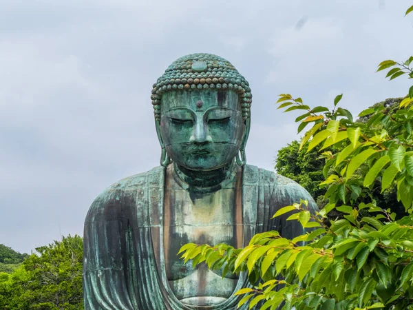 Slavný velký Buddha v Kamakura Daibucu chrámu - Tokio, Japonsko - 12. června 2018 — Stock fotografie