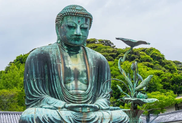 Slavný velký Buddha v Kamakura Daibucu chrámu - Tokio, Japonsko - 12. června 2018 — Stock fotografie