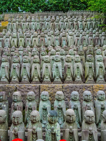 Pequeñas estatuas monje en oración en el templo de Hase Dera en Kamakura - TOKYO, JAPÓN - 12 DE JUNIO DE 2018 — Foto de Stock