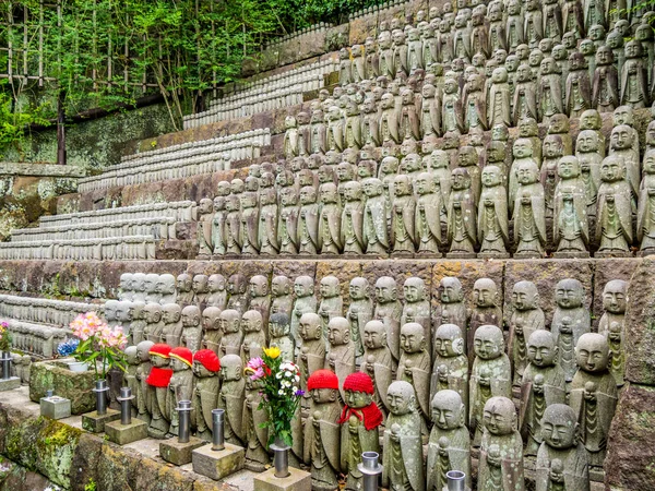 Ejército de monjes en oración en el templo de Hase Dera en Kamakura - TOKYO, JAPÓN - 12 DE JUNIO DE 2018 — Foto de Stock