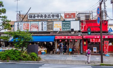 Renkli Kamakura - Tokyo, Japonya - 12 Haziran 2018 sokaklarında Mağazalar