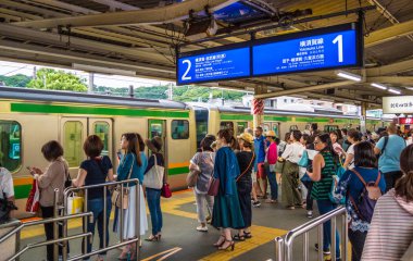 Demiryolu parça ve Kamakura İstasyonu - Tokyo, Japonya - 12 Haziran 2018 platformları