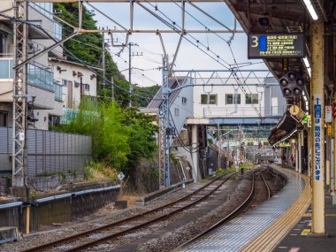 Demiryolu parça ve Kamakura İstasyonu - Tokyo, Japonya - 12 Haziran 2018 platformları