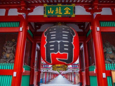 Tokyo - Tokyo, Japonya - 12 Haziran 2018 Senso-ji Tapınağı'nda büyük kağıt fener