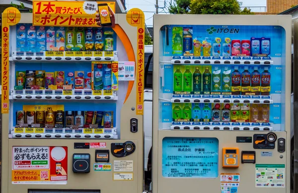 Máquinas expendedoras de bebidas frías en las calles de Japón - TOKYO, JAPÓN - 12 DE JUNIO DE 2018 — Foto de Stock