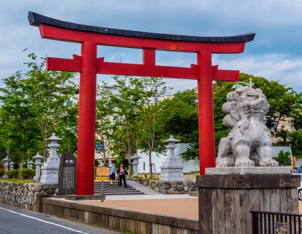 Τυπική ιαπωνική κόκκινο πύλη του στους δρόμους της Καμακούρα ονομάζεται Τορίι πύλη - Τόκιο, Ιαπωνία - 12 Ιουνίου 2018 — Φωτογραφία Αρχείου