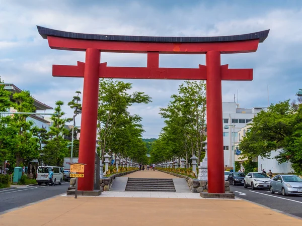 Tipik Japon kırmızı kapı Kamakura sokakları yakın kapı - Tokyo, Japonya - 12 Haziran 2018 denir. — Stok fotoğraf