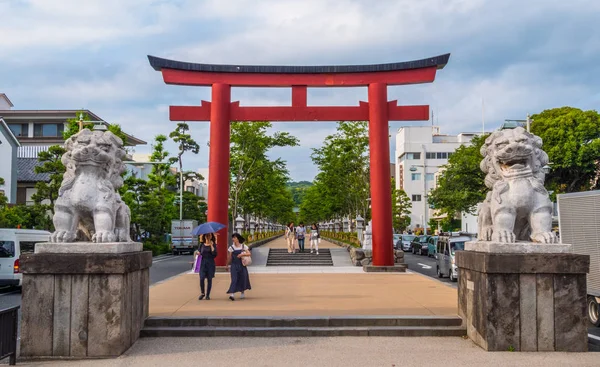 Tipica Porta Rossa Giapponese nelle Strade di Kamakura chiamata Porta Torii - TOKYO, GIAPPONE - 12 GIUGNO 2018 — Foto Stock