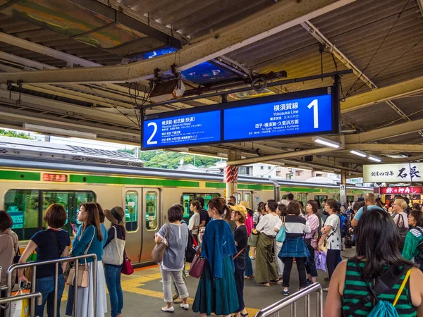 Het spoorlijnen en perrons van Kamakura Station - Tokio, Japan - 12 juni, 2018 — Stockfoto