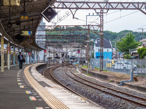 A vasúti sínek, valamint a platformok Kamakura állomáson - Tokió, Japán - 2018. június 12. — Stock Fotó