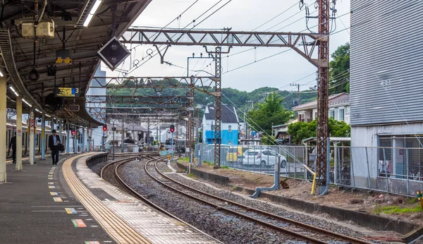 镰仓站的铁轨和月台-日本东京-2018年6月12日 — 图库照片