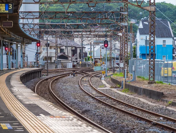 镰仓站的铁轨和月台-日本东京-2018年6月12日 — 图库照片